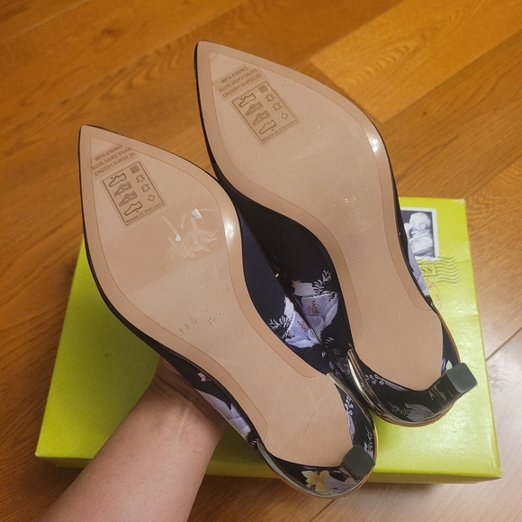 🍒NIB🍒 TED BAKER SATIN NAVY FLORAL HEELS - Picture 10 of 11